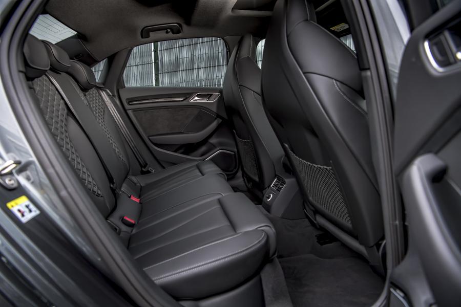 Интерьер Audi RS3 Sedan Sport Edition (8V) 2019 года  (UK) (фото 28 из 40)